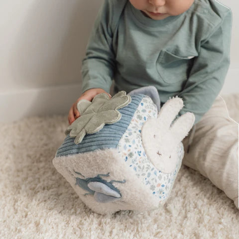 Мека коцка со активности • Среќни листови