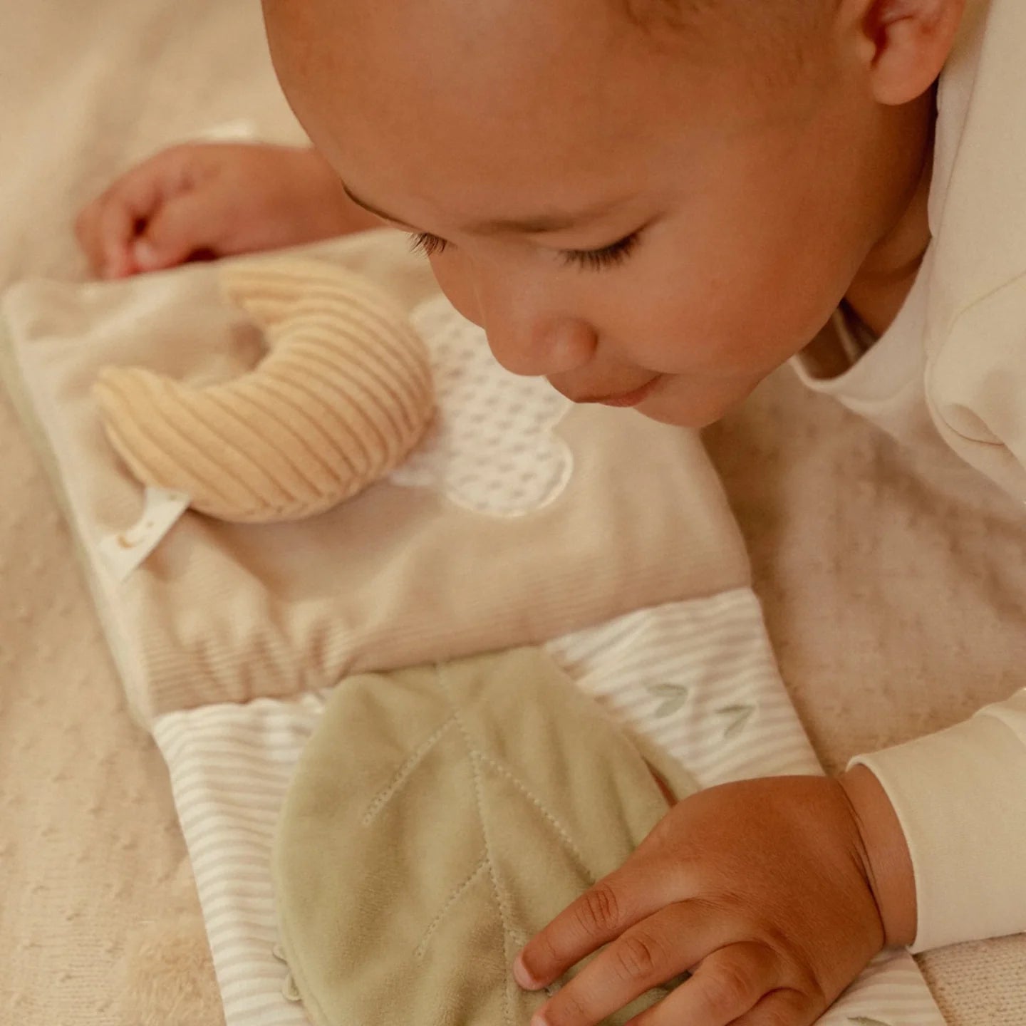 Мека книга со активности • Newborn naturals