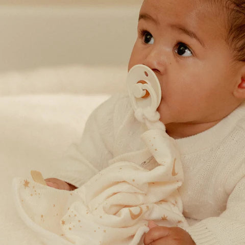 Глодалка со држач за цуцла • Newborn naturals