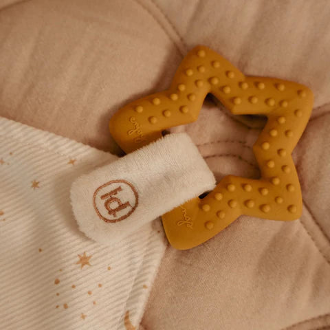 Глодалка со држач за цуцла • Newborn naturals