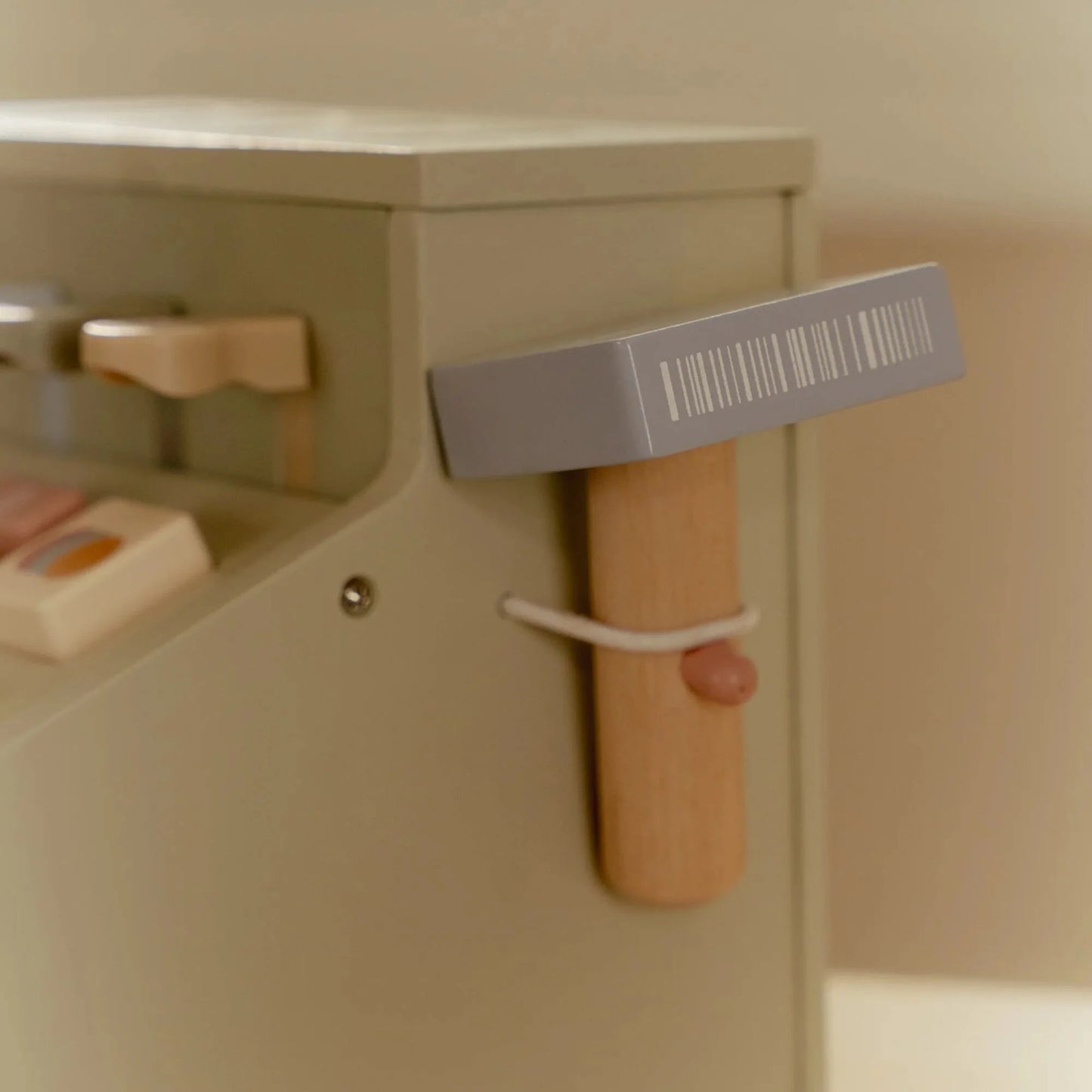 Дрвена каса со скенер и читач за картички