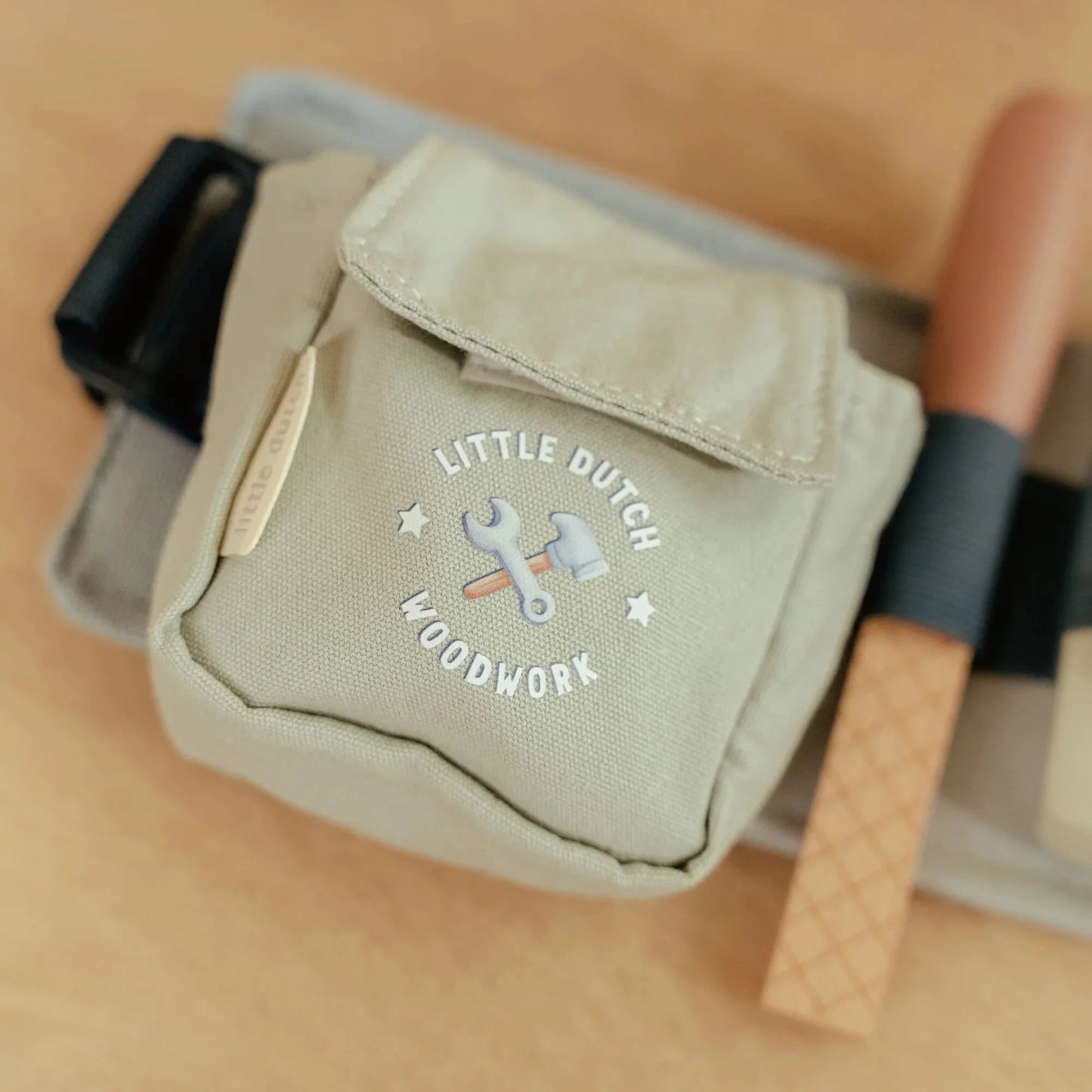 Појас со дрвени алати