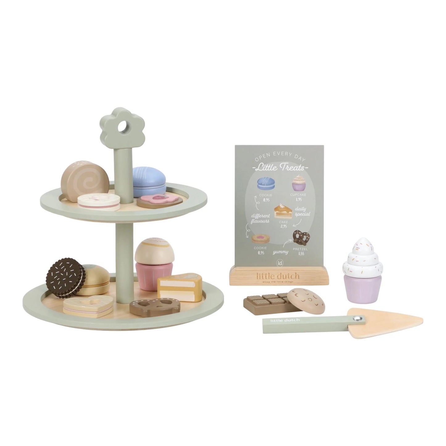 Дрвена чинија со колачи