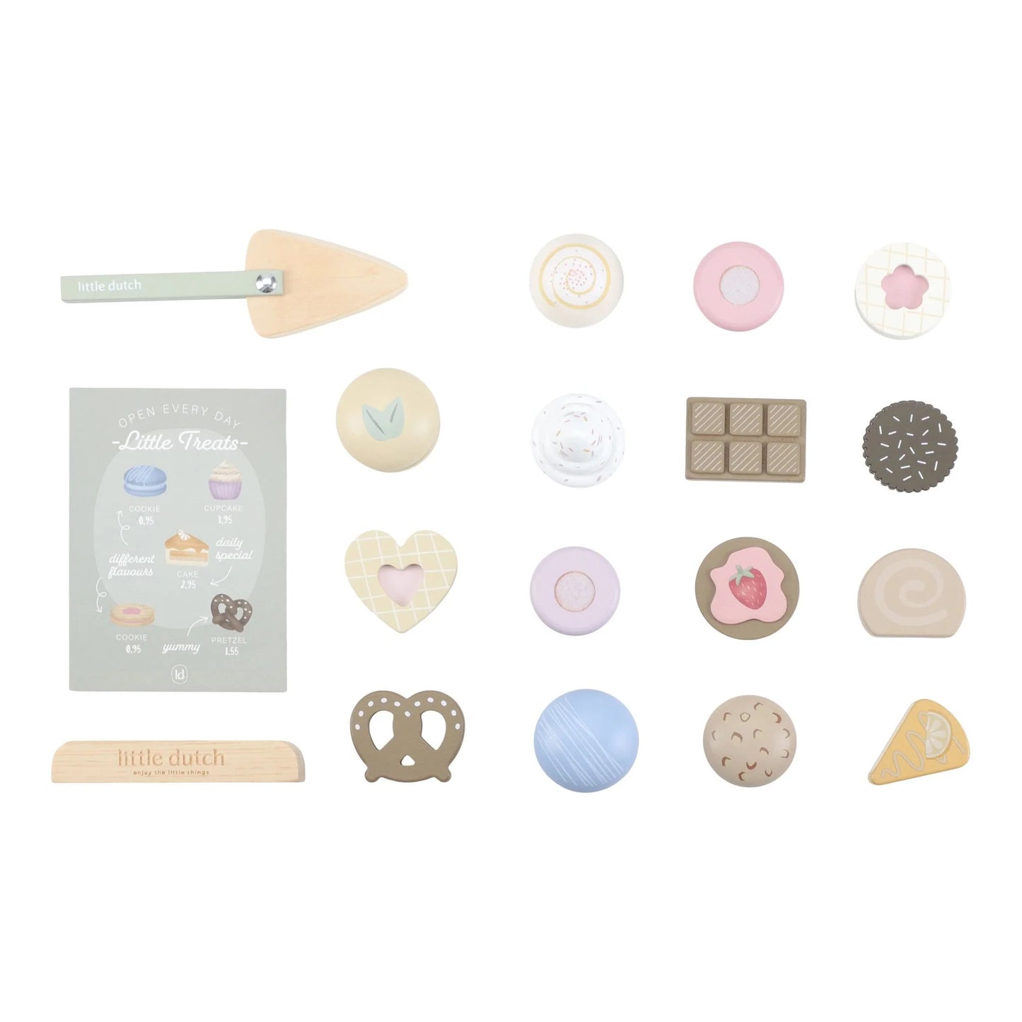 Дрвена чинија со колачи