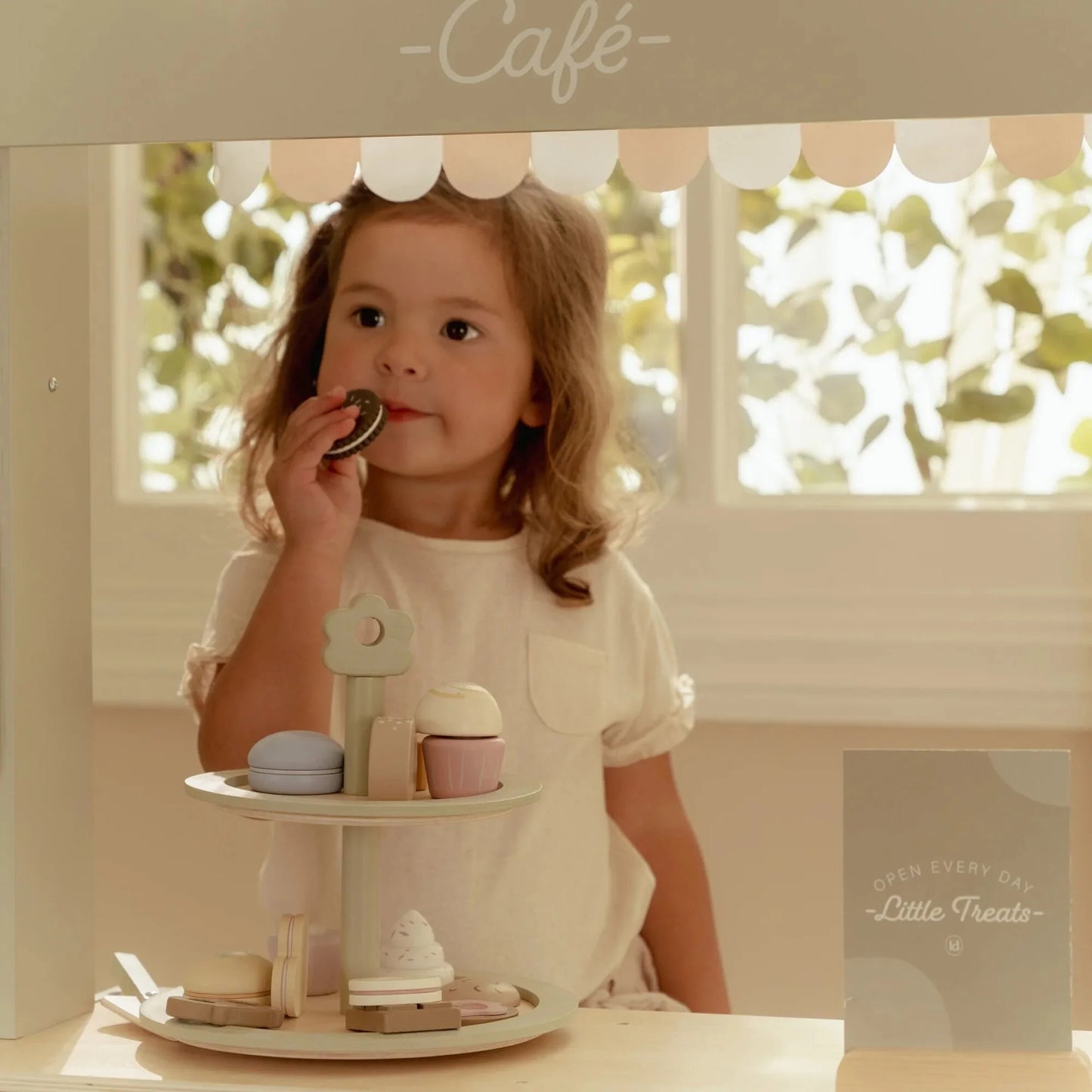 Дрвена чинија со колачи