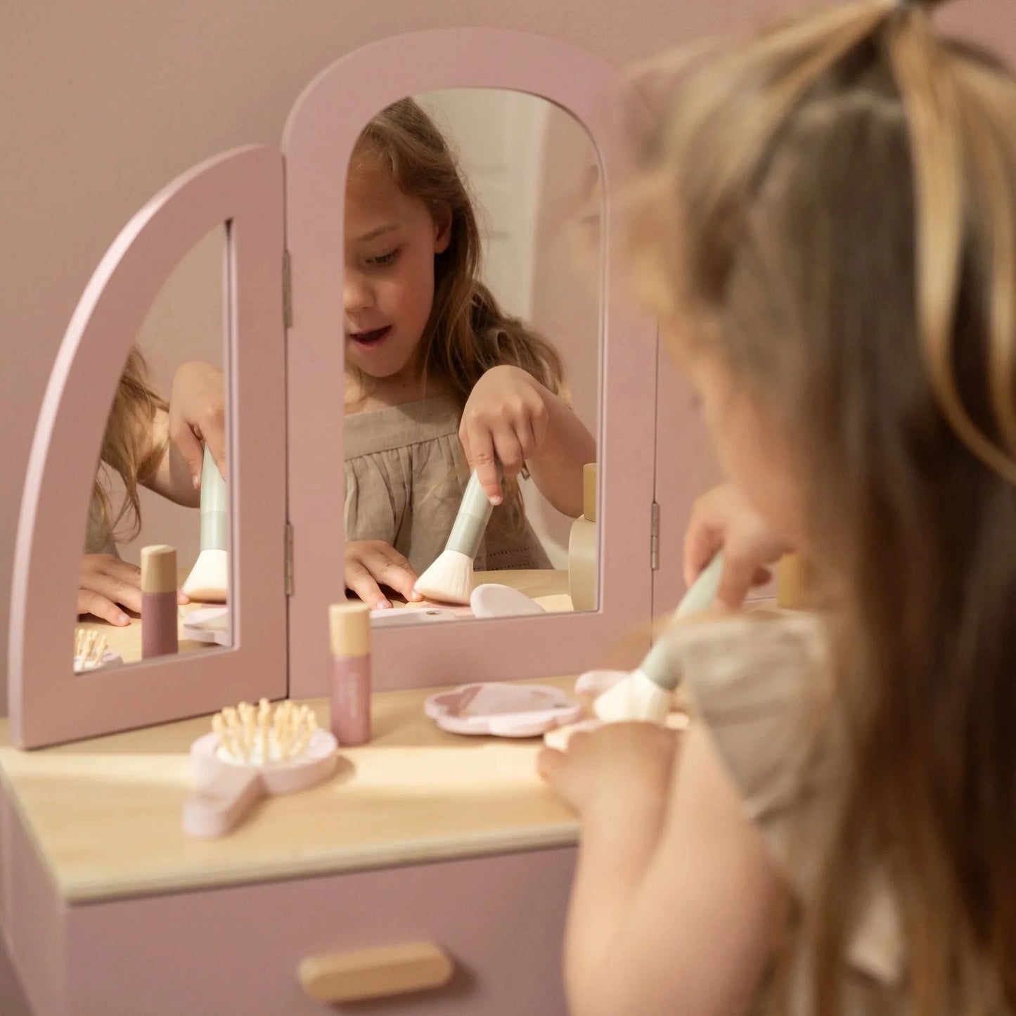 Голема тоалетна маса со додатоци