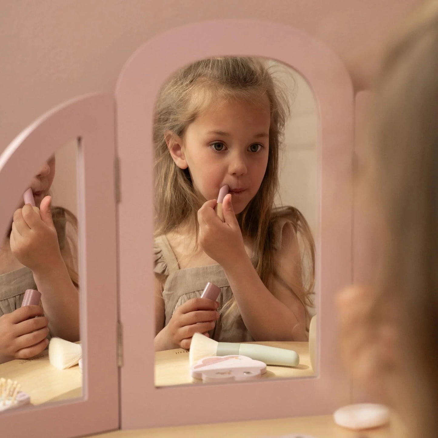 Голема тоалетна маса со додатоци