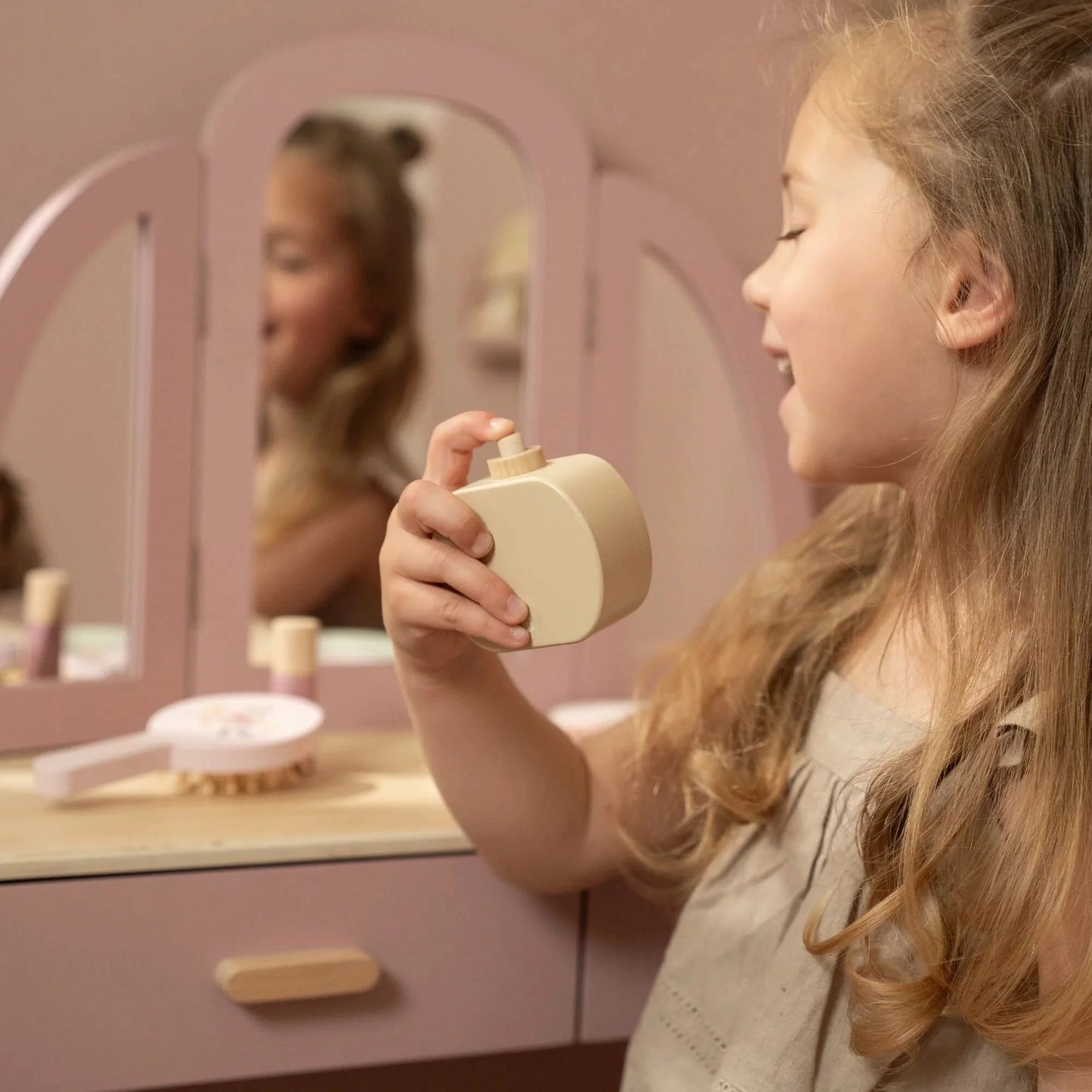 Голема тоалетна маса со додатоци