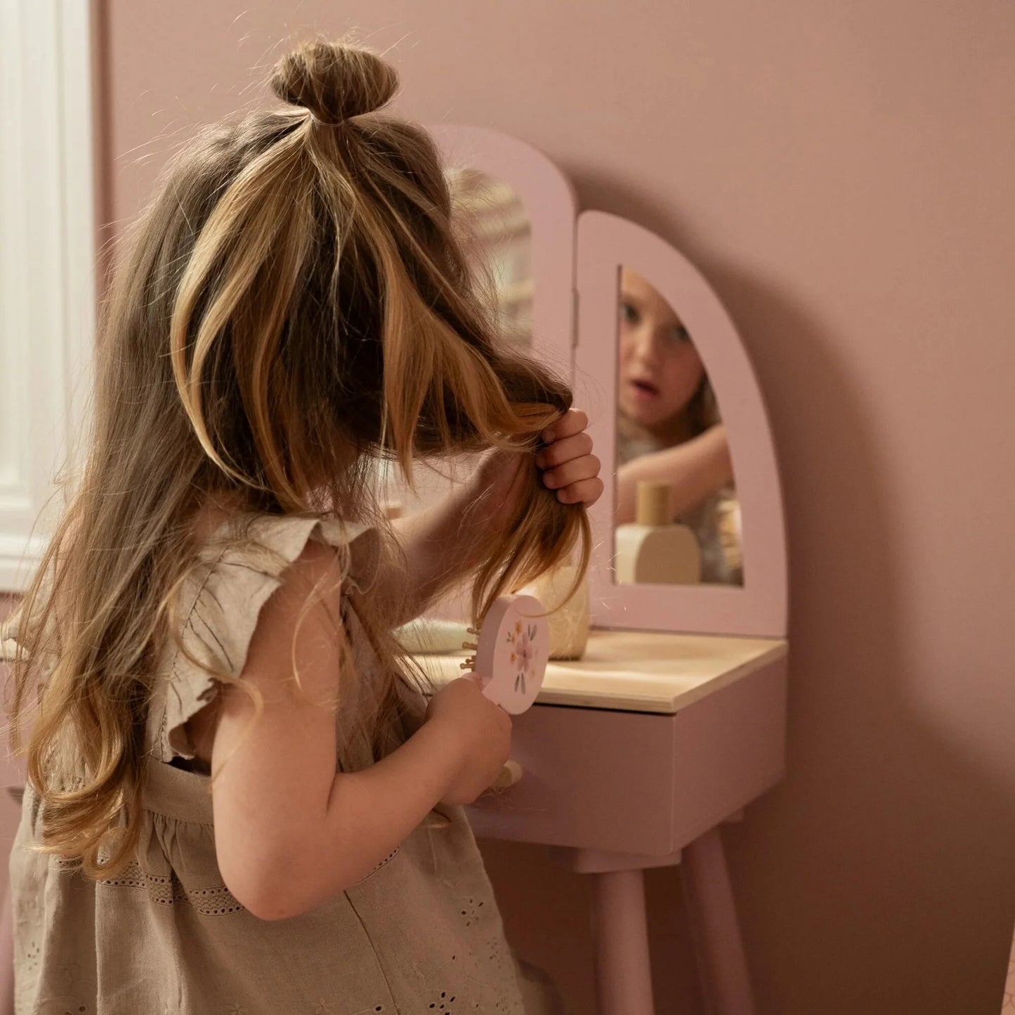 Голема тоалетна маса со додатоци