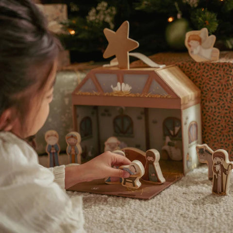 Куферче со Божиќна сцена