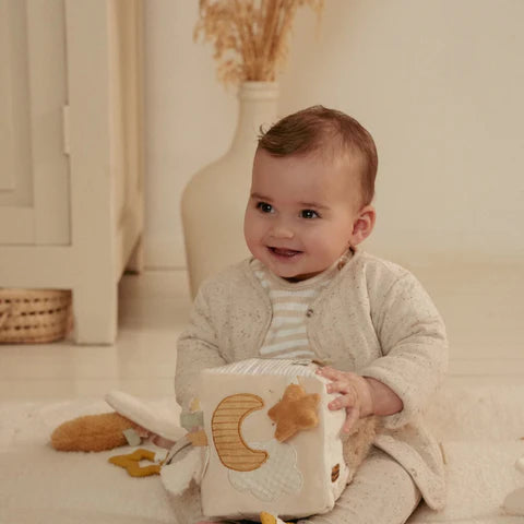 Мека коцка со активности • Newborn Naturals