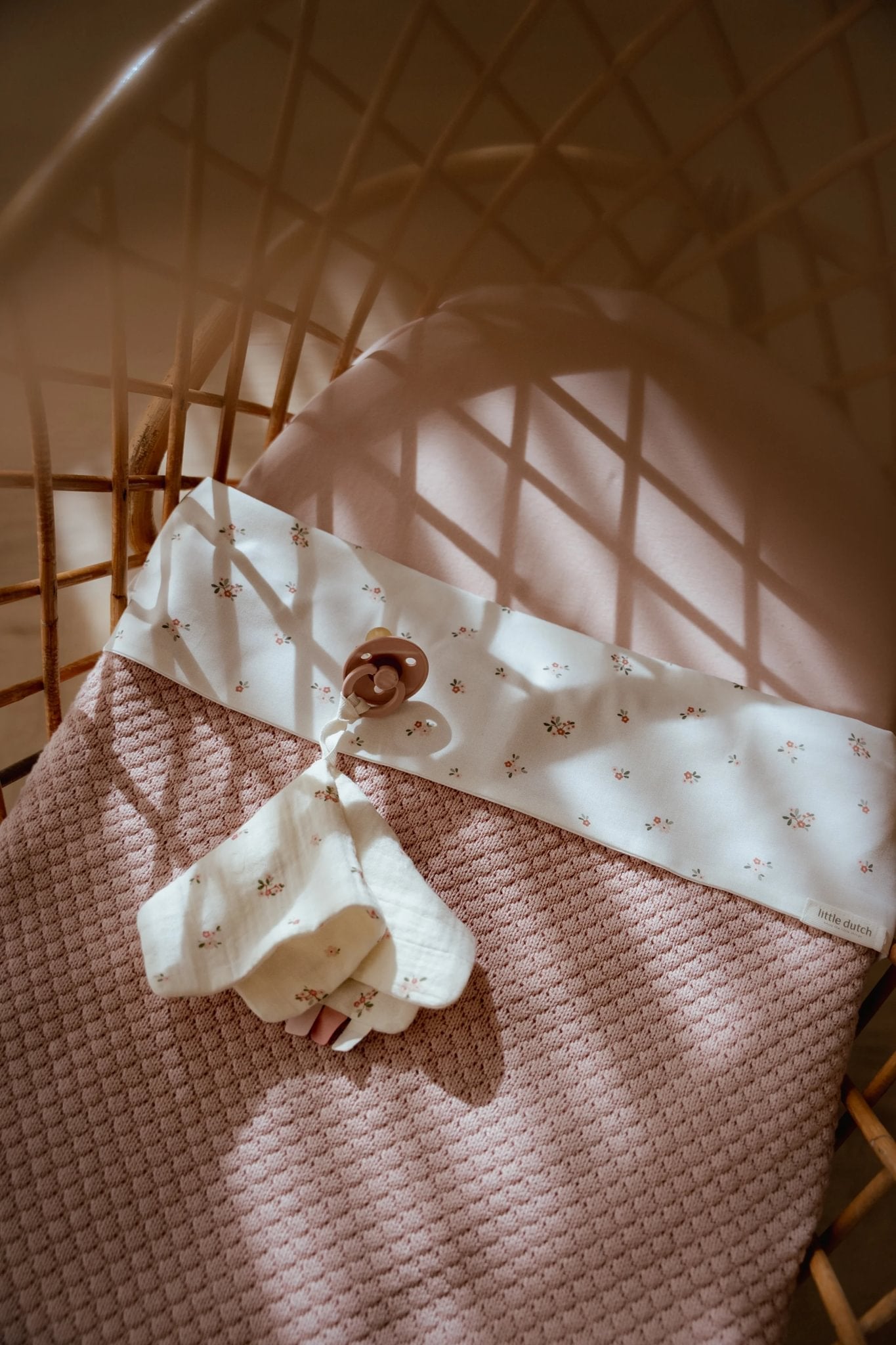 Плетено ќебе • Pure Blossom • 110 х 140 см